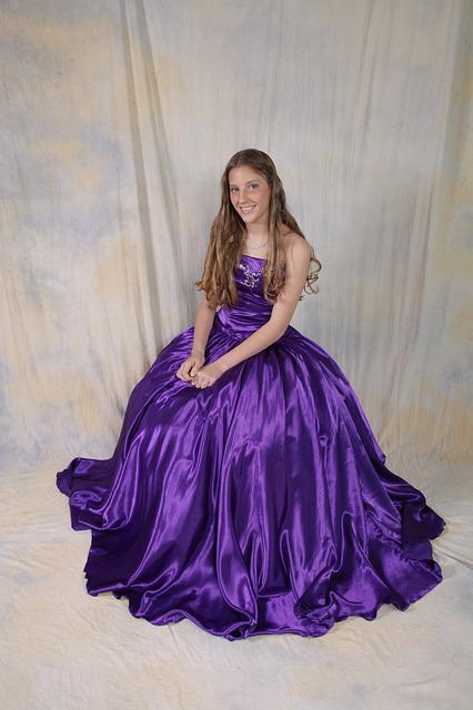 fialové šaty