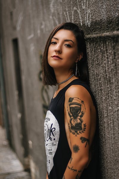 Žena s tetováním 